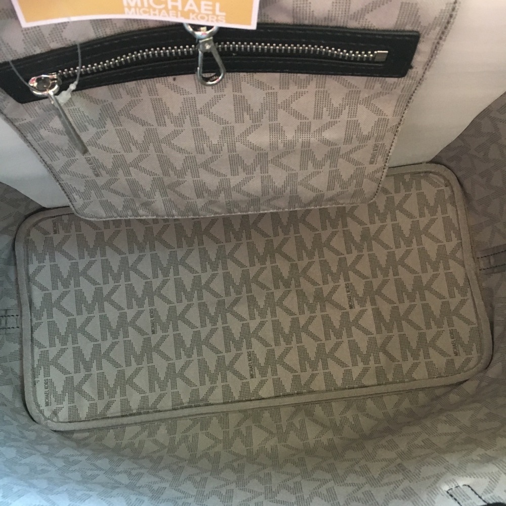 New! Michael Kors tote - Picture 7 of 8